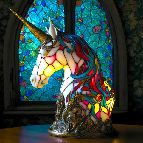 Kleurrijke glazen eenhoornlamp met gouden hoorn in Verlichte Dierenkunst stijl.