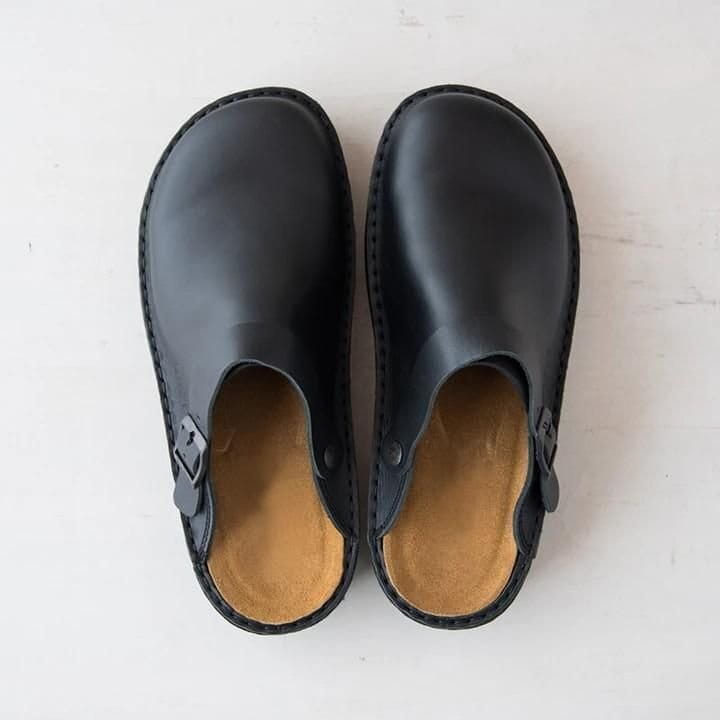 Leren pantoffels voor heren, zwarte leren clogs met verstelbare gespsluiting.