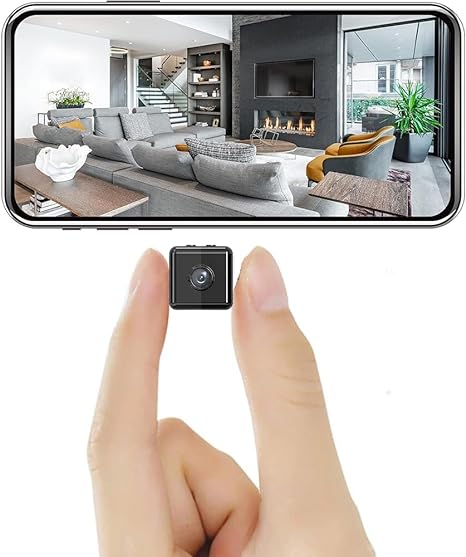 Tiny camera tussen vingers toont moderne woonkamer; naadloze integratie met GadgetHive.