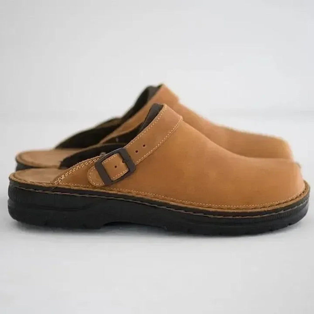 Tan leren pantoffels met comfortabel voetbed en demping voor heren.