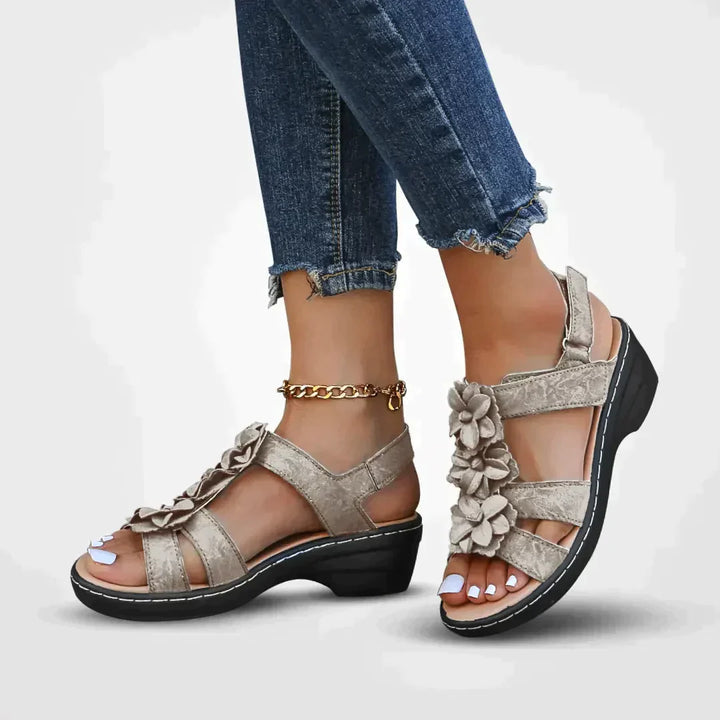 Platform Sandalen - Bloemenontwerp - Bloemaccenten Comfortabel en Duurzaam - Perfect voor Zonnige Dagen - Goud / 35