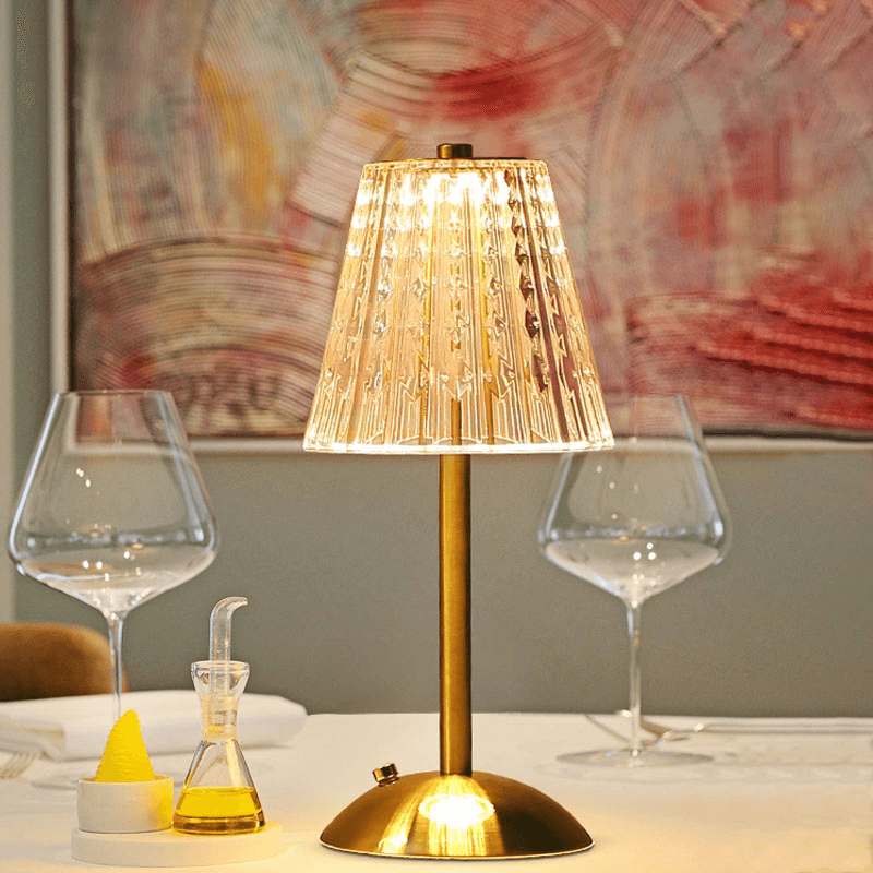 Elegante RadiantGlow Draadloze Tafellamp met gouden voet en glazen schaduw.