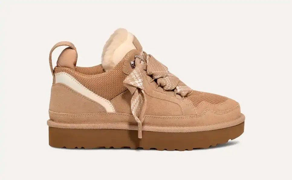 Tan suède sneaker met warme voering en getextureerde zool voor comfort en stijl.