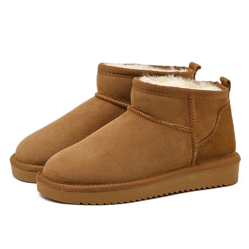 Tan suede enkellaarsjes met natuurlijke wollen voering en zacht bont voor de winter.