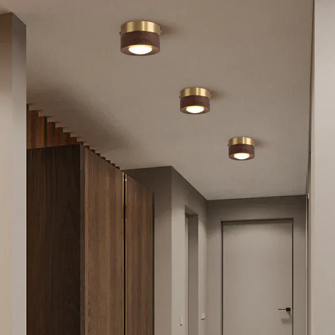 Circulaire gouden plafondlamp met warme verlichting van Woodenglow Walnoot plafondlamp.