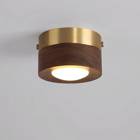 Circular ceiling light fixture met houten basis en gouden rand van Woodenglow Walnoot.